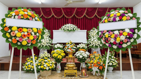 บรรยากาศภายในศาลาวัดที่จัดพิธีศพ พร้อมพวงหรีดวางตามจุดต่าง ๆ