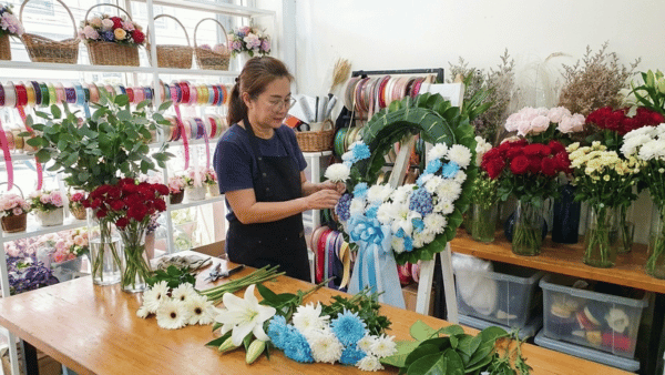 การเปรียบเทียบพวงหรีดดอกไม้สด พวงหรีดพัดลม และพวงหรีดผ้า